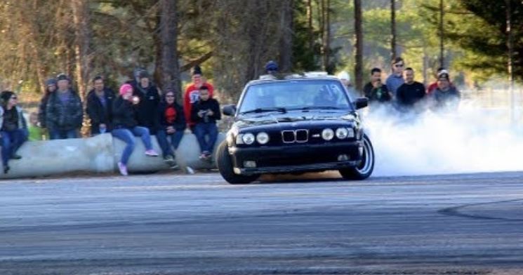 متابعة المتورطين في السياقة الاستعراضية بتهم ثقيلة تصل إلى حد محاولة القتل العمد