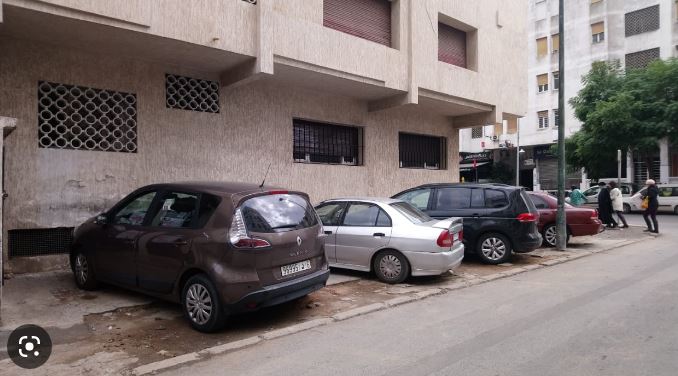 ضريبة جديدة للسماح للمواطنين بركن سياراتهم أمام بيوتهم.. تصل إلى 400 درهم شهريا