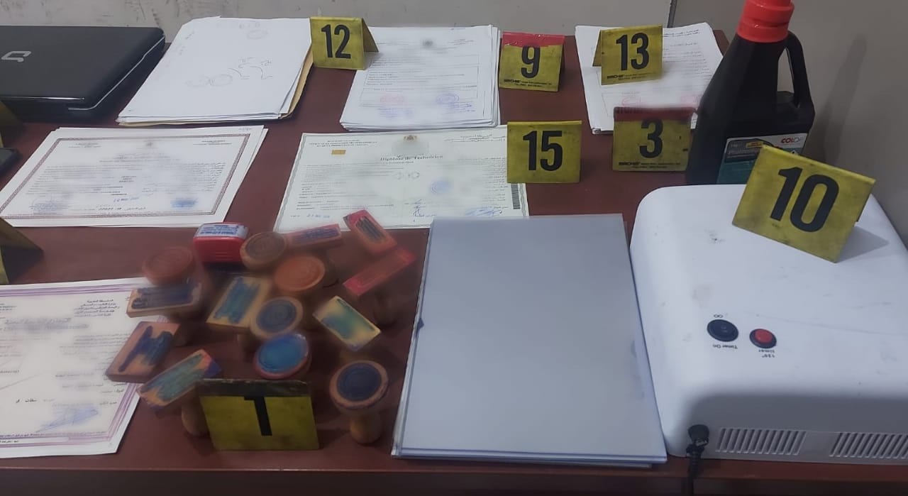 طنجة: توقيف شخصين متورطين في تزوير شواهد ودبلومات تعليمية