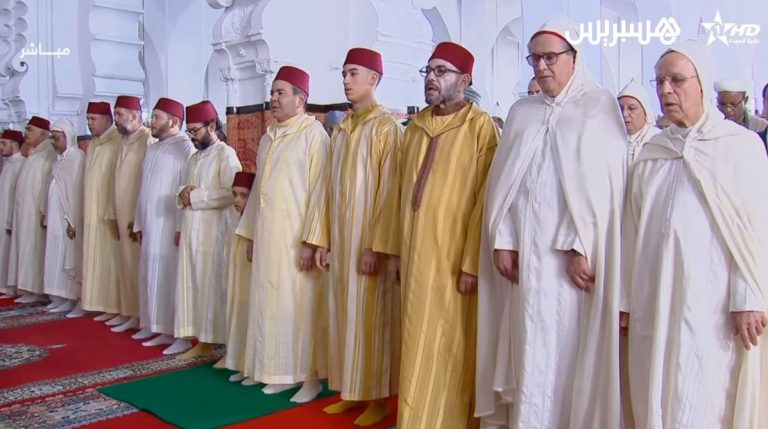 الملك يؤدي صلاة العيد +فيديو