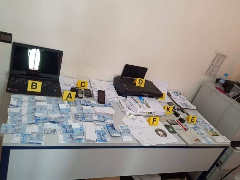 توقيف عشريني بتهمة تزوير الأوراق المالية وعرضها للتداول