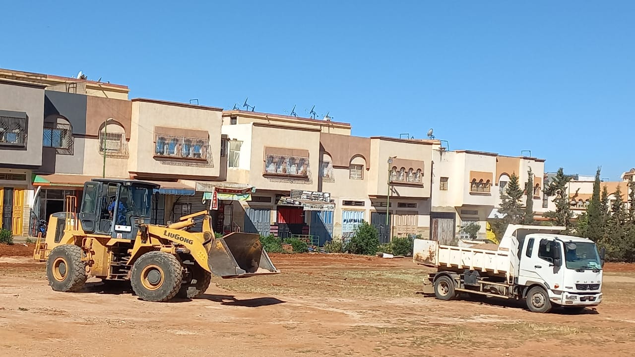 موقف للسيارات والحافلات خاص بالملتقى الدولي للفلاحة جديد على مساحة تزيد عن (10ه).