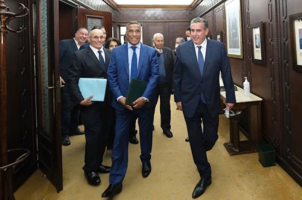 “أخنوش” يلتقي بالمركزيات النقابية و”لقجع” يُلمِّح إلى إمكانية الزيادة في الأجور