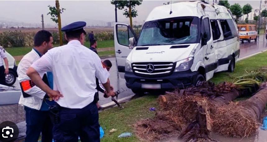 الأمطار تتسبب في حادثة خطيرة.. انقلاب حافلة ممتلئة عن آخرها بالعمال واصطدامها بالأشجار