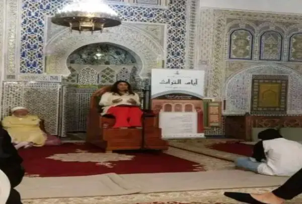 محام وناشط حقوقي يكشف حقيقة “اعتلاء” امرأة منبر مسجد لـ”إلقاء خطبة”