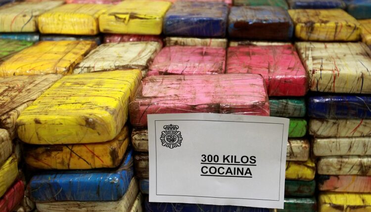 حزم مصادرة من الكوكايين معروضة في مقر الشرطة في مدريد في صورة من أرشيف رويترز.