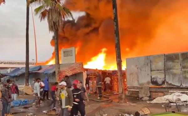 الدار البيضاء تستفيق على وقع حريق مهول وانفجارات بمخيم “الأفارقة” بأولاد زيان.