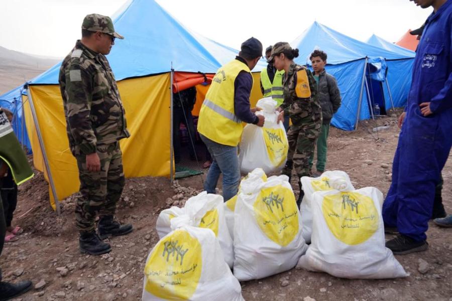في خطوة استباقية.. نصب خيام مقاومة للأمطار وتوزيع مساعدات غذائية على المتضررين من الزلزال+ صور