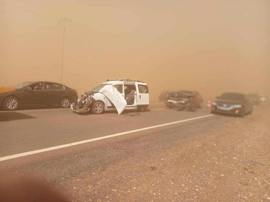 اصطدام عدد من السيارات والعربات بسبب الرياح القوية وانعدام الرؤية.