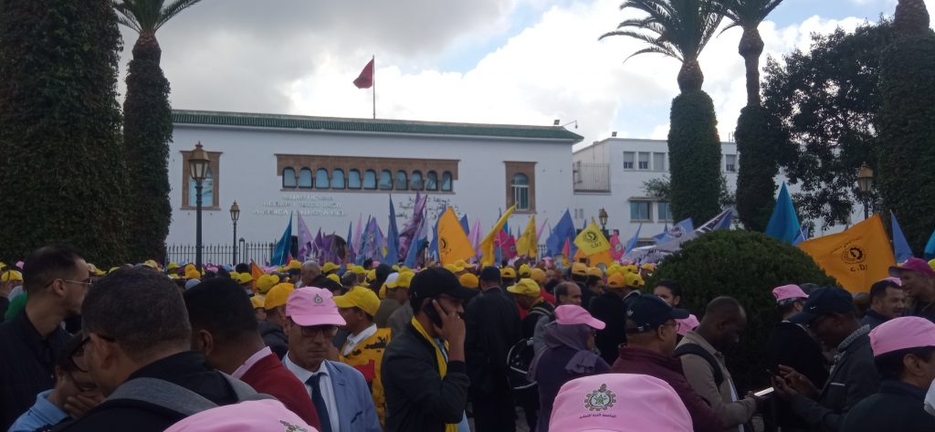 النقابات التعليمية الأربع تعتصم أمام الوزارة والأساتذة يختتمون إضرابهم الوطني الثاني بالاحتجاج