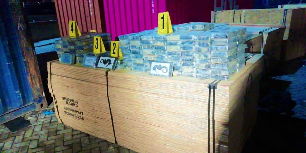 ضبط 215 كيلوغرامًا و822 غرامًا من مخدر الكوكايين في ميناء طنجة المتوسط بتنسيق بين المكتب الوطني لمكافحة المخدرات التابع للفرقة الوطنية للشرطة القضائية والوكالة الفيدرالية الأمريكية لمكافحة المخدرات “DEA”.