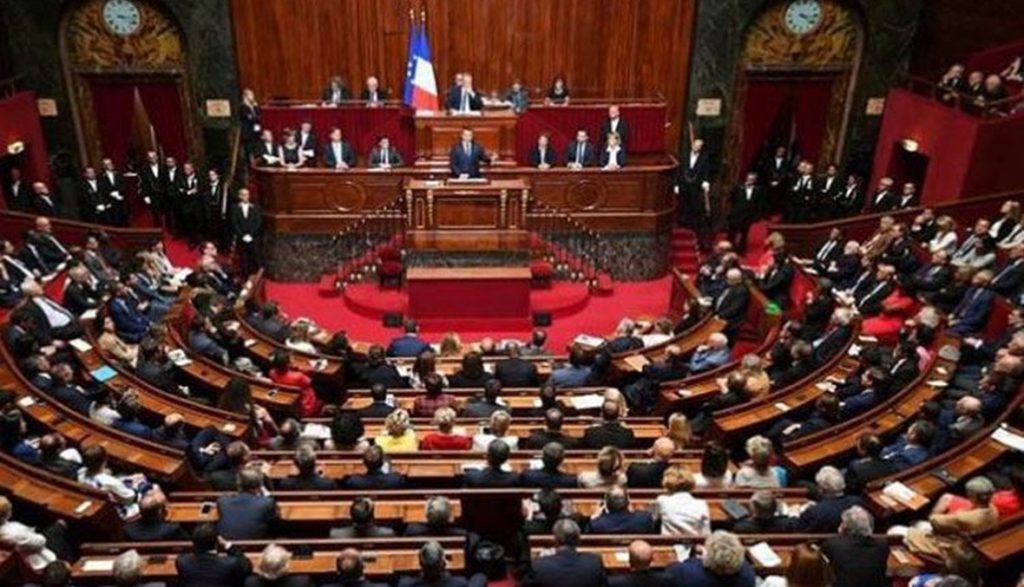 فرنسا…البرلمان الفرنسي يصادق على قانون للهجرة مثير للجدل.