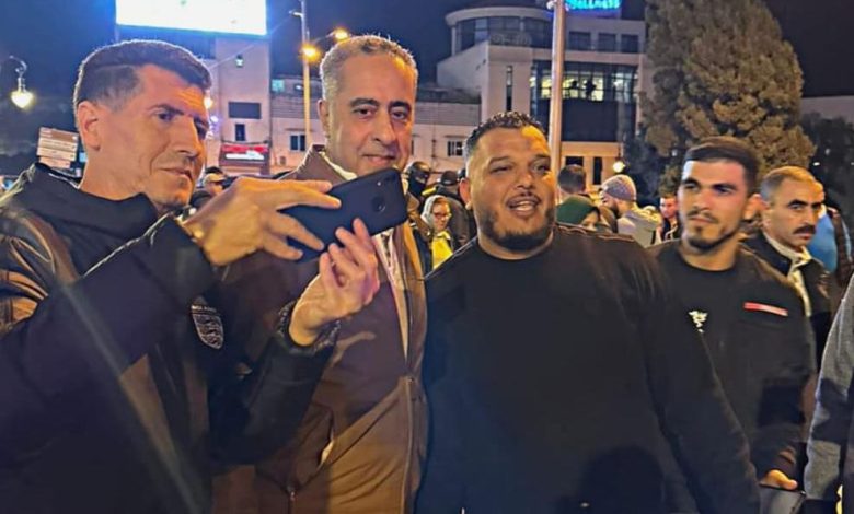 الحموشي يتجول بدون بروتوكول بشوارع مدينة طنجة و تواضعه مع ساكنة المدينة