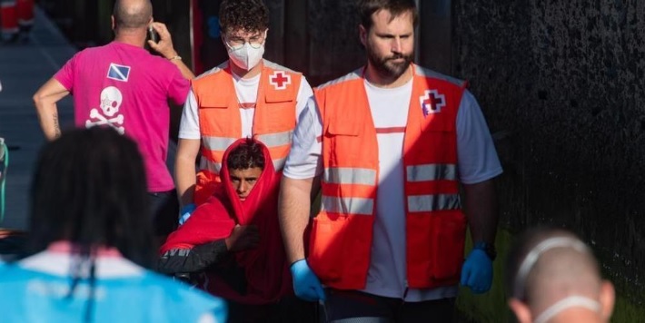 وصول مهاجر إلى إسبانيا على متن عجلة مطاطية منطلقا من المغرب.