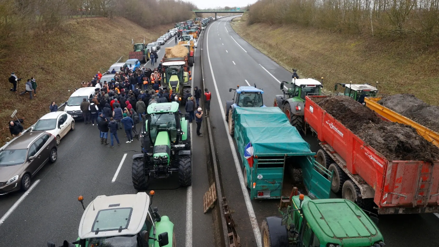 تصعيد جديد للمزارعين في فرنسا.. اغلاق المحاور الطرقية وشل حركة السير