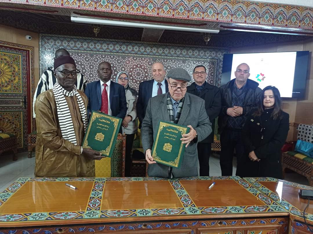 رئيس غرفة الصناعة التقليدية لجهة فاس مكناس عبدالمالك البوطيين يوقع اتفاقية تعاون مع غرفة المهن بزيكينشور بدولة السينغال
