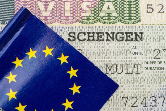 هام للمغاربة.. أول دولة في الاتحاد الأوروبي تطلق نظام التأشيرة الإلكترونية.