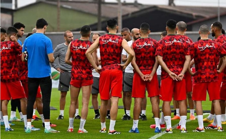 وليد الركراكي يرفض المجازفة باللاعبين المصابين وينتظر الحسم من طبيب المنتخب.