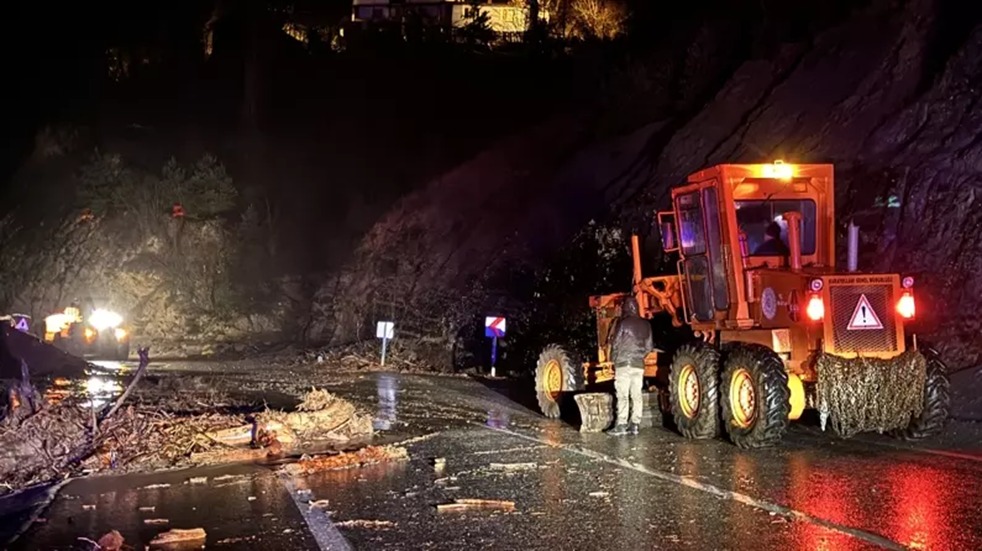 تركيا.. انهيارات أرضية وفيضانات جراء أمطار غزيرة بالشمال الشرقي.