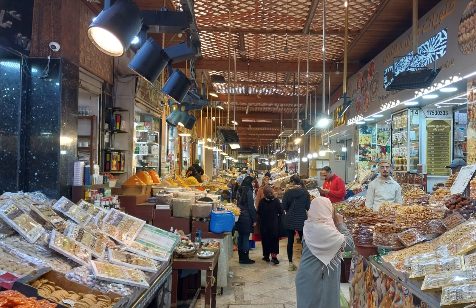 رائحة “الشهيوات” الرمضانية تفوح من سوق الهديم بمكناس