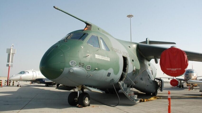 القوات المسلحة الملكية تختبر طائرة نقل عسكرية برازيلية.