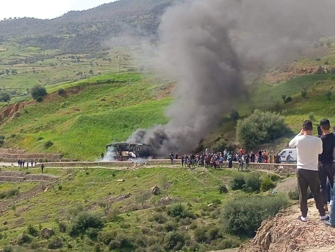 احتراق حافلة لنقل المسافرين بالكامل ونجاة ركابها بأعجوبة من موت محقق