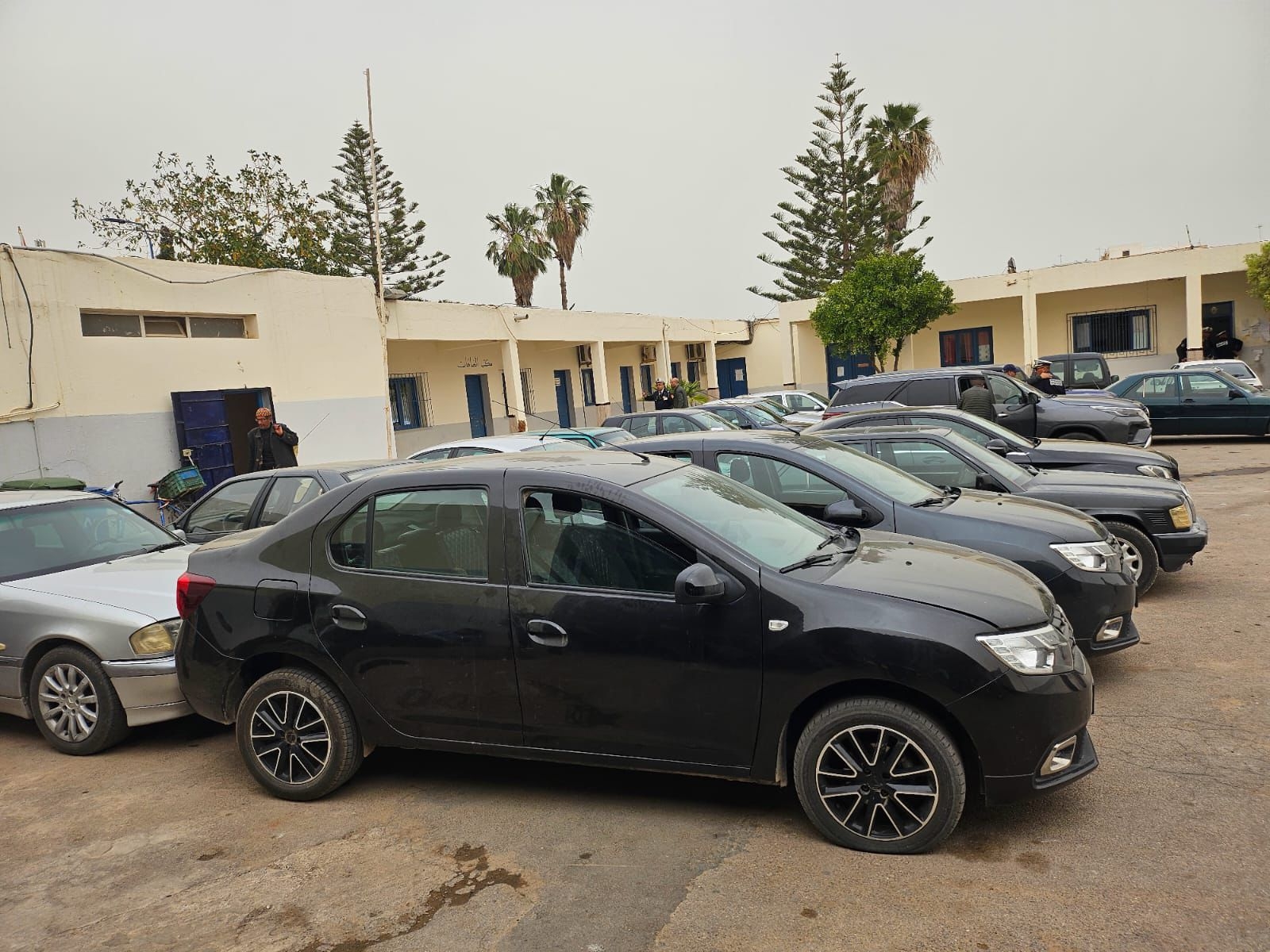 امن الناظور وبتنسيق مع “الديستي” ينجح في توقيف ستة عشر شخصا ينشطون ضمن شبكة إجرامية متورطة في الاتجار الدولي في السيارات المسروقة والتزوير واستعماله.