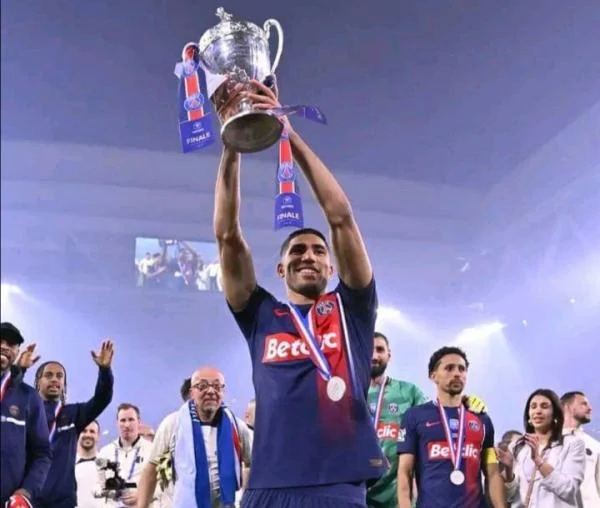 حكيمي يتوج بكأس فرنسا رفقة باريس سان جيرمان