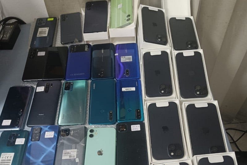 الجمارك تحجز كميات كبيرة من المعسل وهواتف آيفون بمكناس