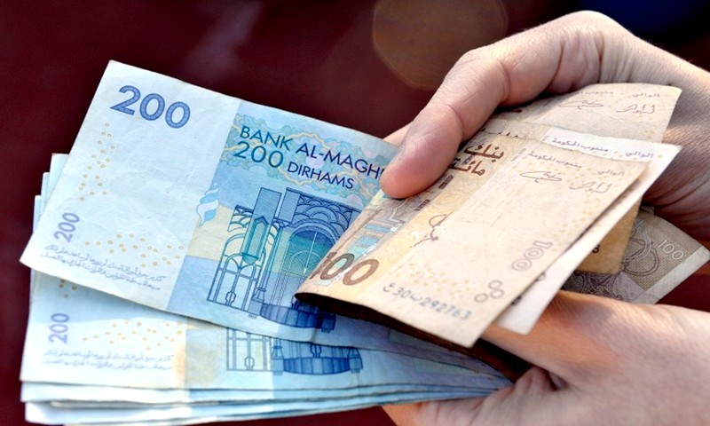 موظفو القطاع العام يتسلمون الشطر الأول من الزيادة العامة في الأجور