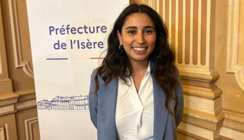 طالبة مغربية تفوز بمقعد في البرلمان الفرنسي باسم اليمين المتطرف