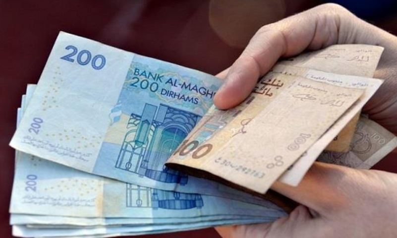 رئيس الحكومة يوجه منشوراً للتعجيل بزيادة 1000 درهم في الأجور للموظفين
