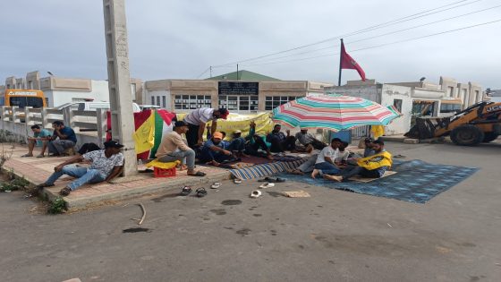 عمال النظافة في مولاي بوسلهام يدخلون في اعتصام مفتوح احتجاجًا على رفض الشركة الجديدة تشغيلهم