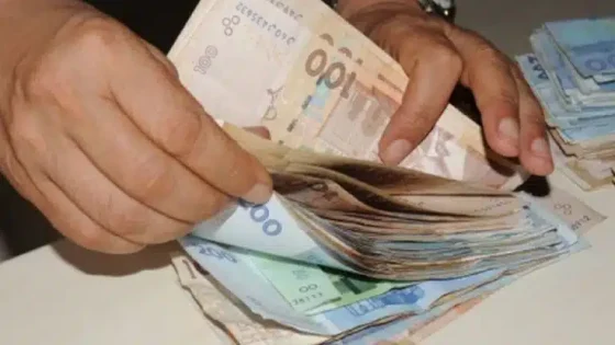 الحكومة تبدأ صرف دعم مالي إضافي لأسر التلاميذ الأسبوع المقبل ضمن برنامج “مليون محفظة”