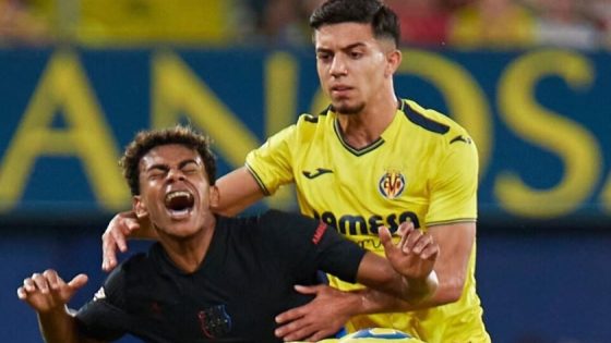 إلياس أخوماش يتعرض لهتافات عنصرية بعد مواجهة فياريال وبرشلونة