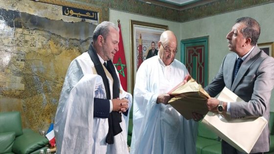 السفير الفرنسي يرتدي الدراعة الصحراوية بالعيون في زيارة غير مسبوقة إلى الأقاليم الجنوبية
