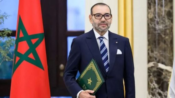 الملك محمد السادس يظهر بصحة جيدة يتجول في باريس بدون عكاز طبي يُخرس أفواه إعلام دولة “العالم الآخر