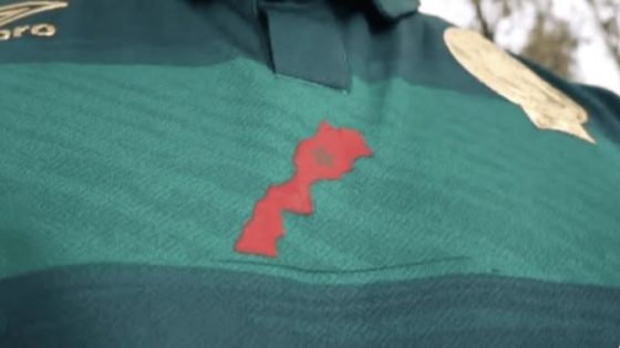 صدمة الدولة لي ما تسمى، الرجاء الرياضي بقميص يحمل خريطة المغرب “كاملة مكمولة” وبترخيص من الكاف