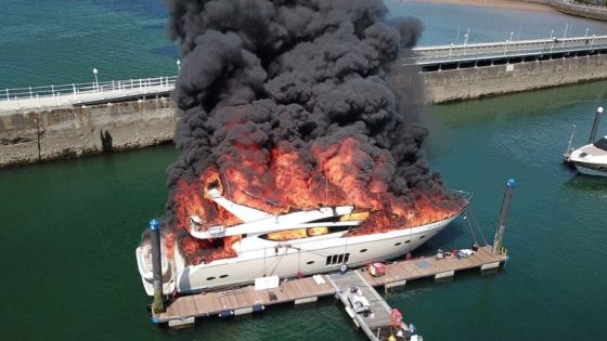 في ظروف غامضة حريق يحول يختا الى رماد بمنتجع سياحي