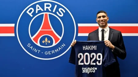 أشرف حكيمي يجدد مع باريس سان جيرمان حتى 2029 ويصبح الظهير الأعلى أجرًا في العالم!