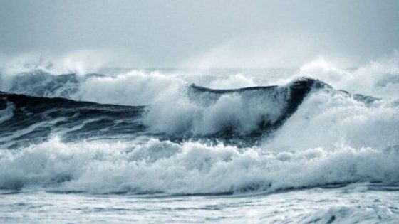 العواصف العاتية تشل حركة ميناء العرائش وتمنع رحلات الصيد.