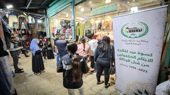 وكالة بيت مال القدس تنهي عمليتها الرمضانية في القدس بتوزيع 200 كسوة عيد على الأيتام
