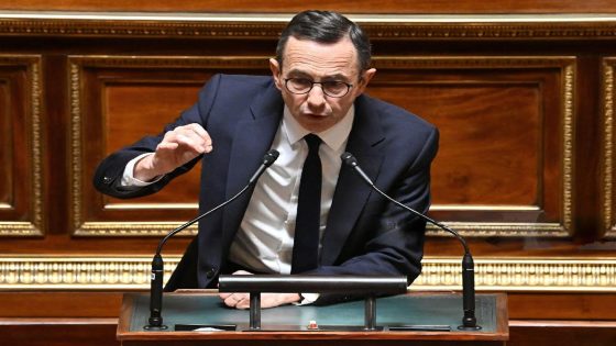 تصاعد التوتر بين فرنسا والجزائر بسبب ترحيل “المهاجرين الخطرين والغير الشرعيين”