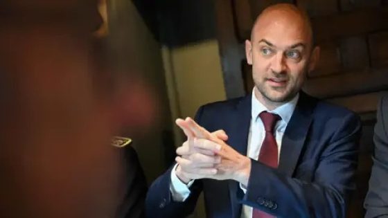 فرنسا تعلن أنها ستطرد دبلوماسيين جزائريين ردا على إجراء مماثل.