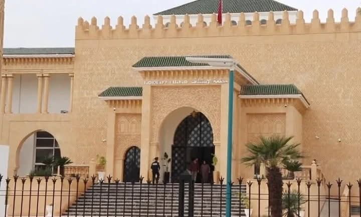 بلاغ النيابة العامة بفاس يكشف معطيات أولية عن وفاة طفل داخل سيارة للنقل المدرسي بتاونات