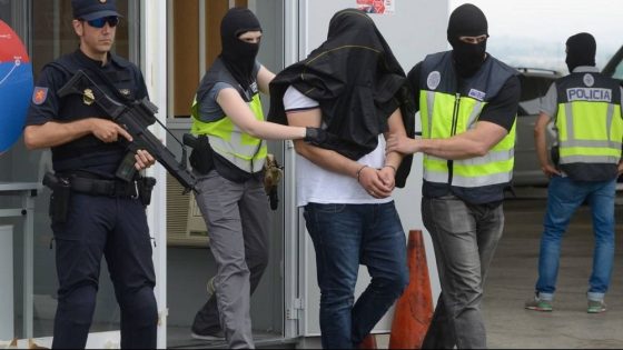 توقيف مغربي مطلوب دوليًا في إسبانيا بتهمة الانتماء لشبكة تهريب البشر.