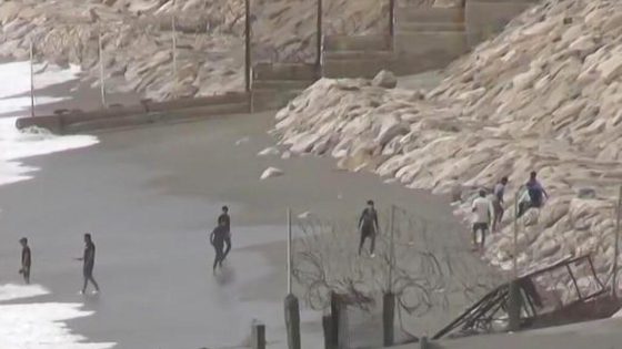 سباحة في المجهول.. 54 طفلاً و30 بالغاً يخترقون أمواج الموت نحو سواحل سبتة وسط تحذيرات واستنفار أمني