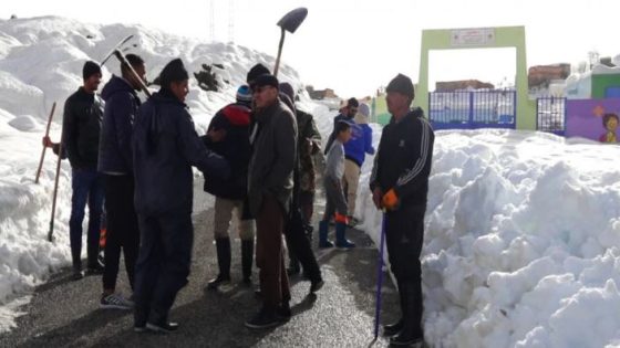 الثلوج توقف الدراسة بمناطق في ورزازات