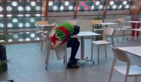 مشجع جزائري يفترش محطة قطار بالمغرب ويعيد فتح النقاش حول واقع الهشاشة الاجتماعية في الجزائر مشجع جزائري يفترش محطة قطار بالمغرب ويعيد فتح النقاش حول واقع الهشاشة الاجتماعية في الجزائر