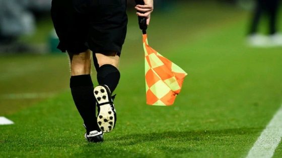 الكاف يعاقب لاعبين هاجموا حكام الكان.